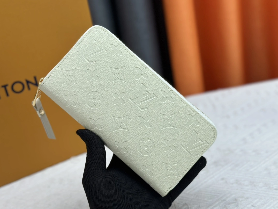 Fashionable 6820 Louis Vuitton LV Wallets