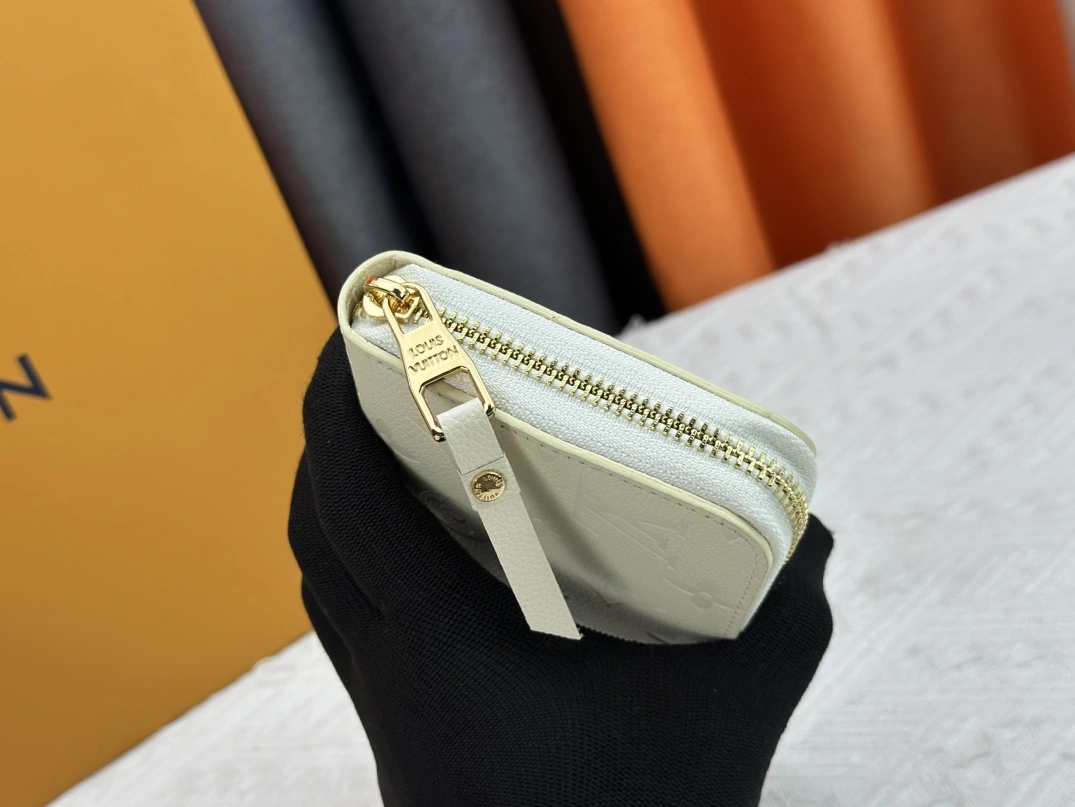 Fashionable 6820 Louis Vuitton LV Wallets