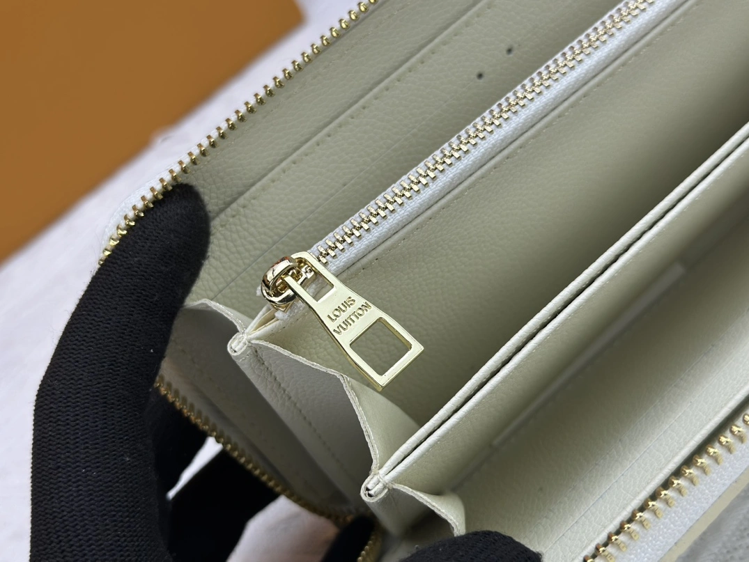 Fashionable 6820 Louis Vuitton LV Wallets
