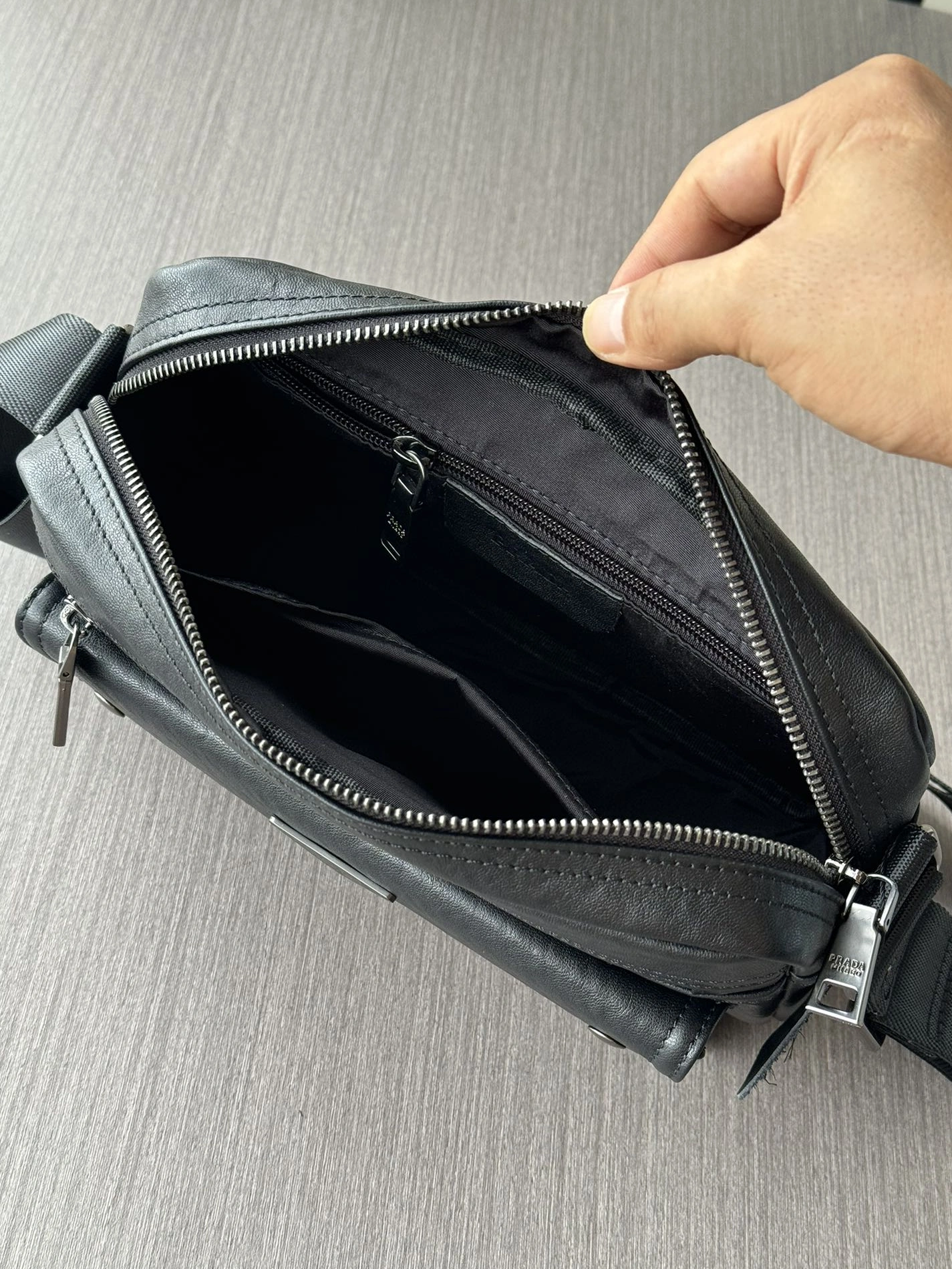 Fashionable 6957 Prada AAA Man Messenger Bags
