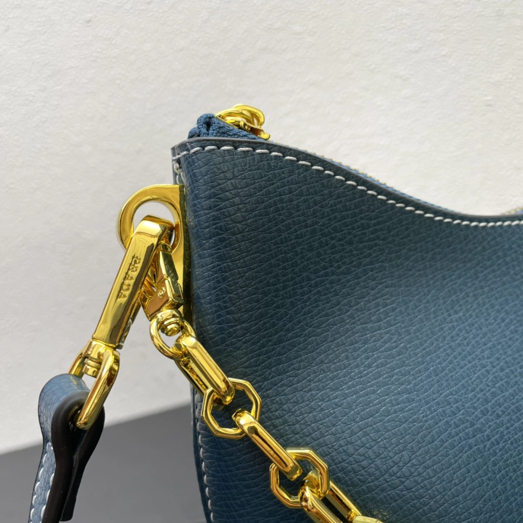 Fashionable 8105 Prada AAA Quality Messenger Bags For Women