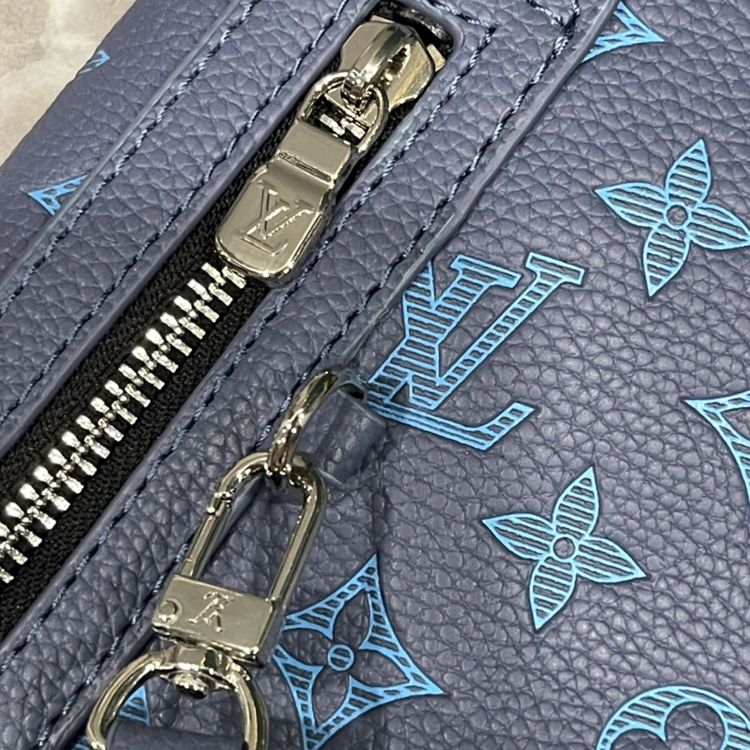 Fashionable 8626 Louis Vuitton AAA Man Messenger Bags
