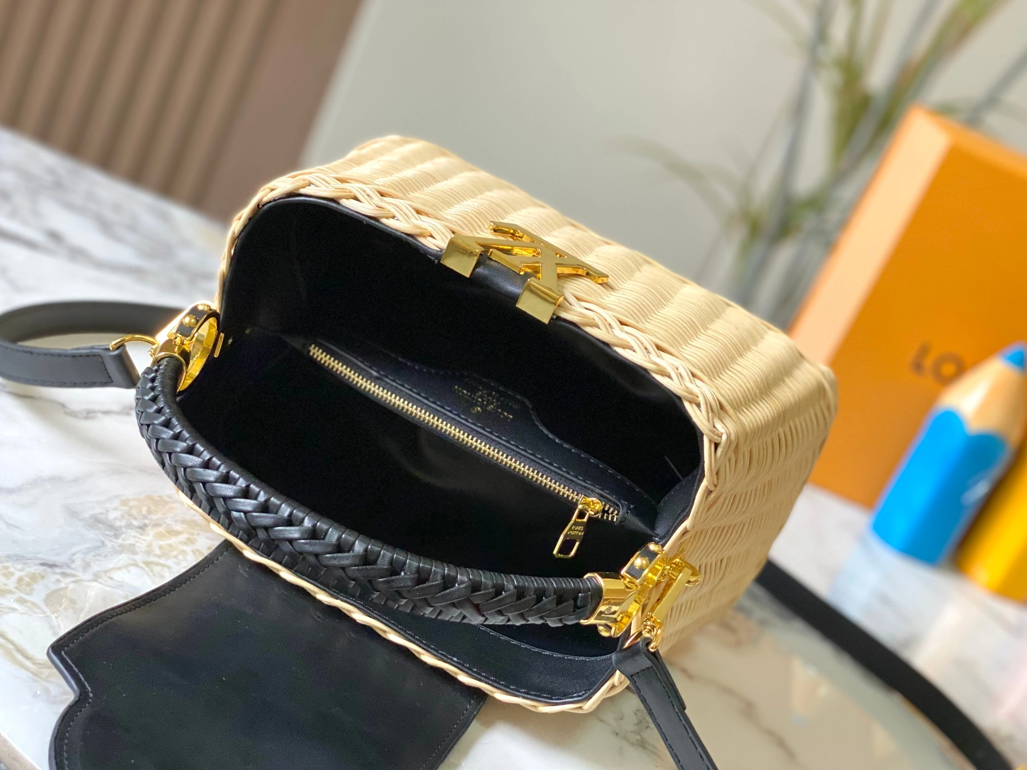 Fashionable 8921 Louis Vuitton AAA Quality Messenger Bags For Women
