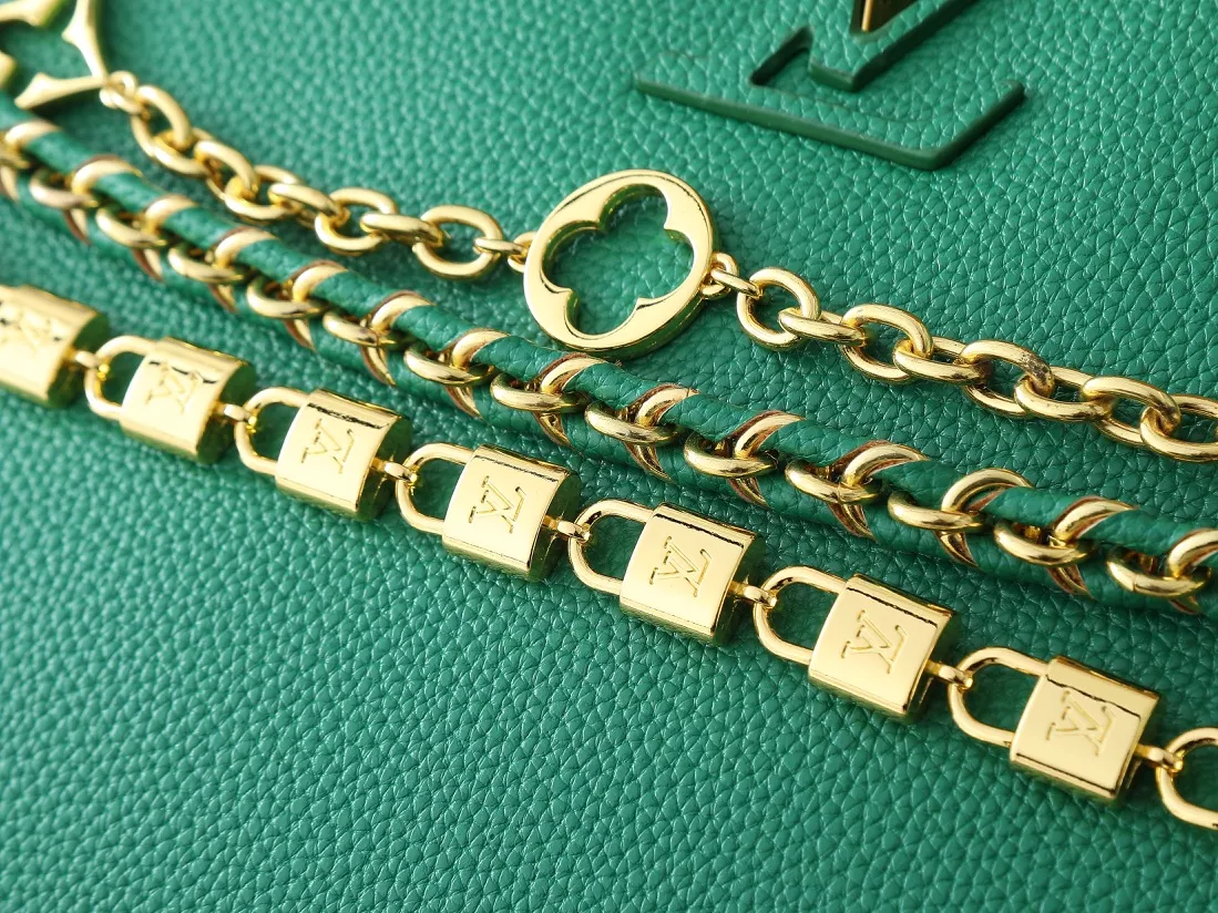 Fashionable 907 Louis Vuitton AAA Quality Messenger Bags For Women