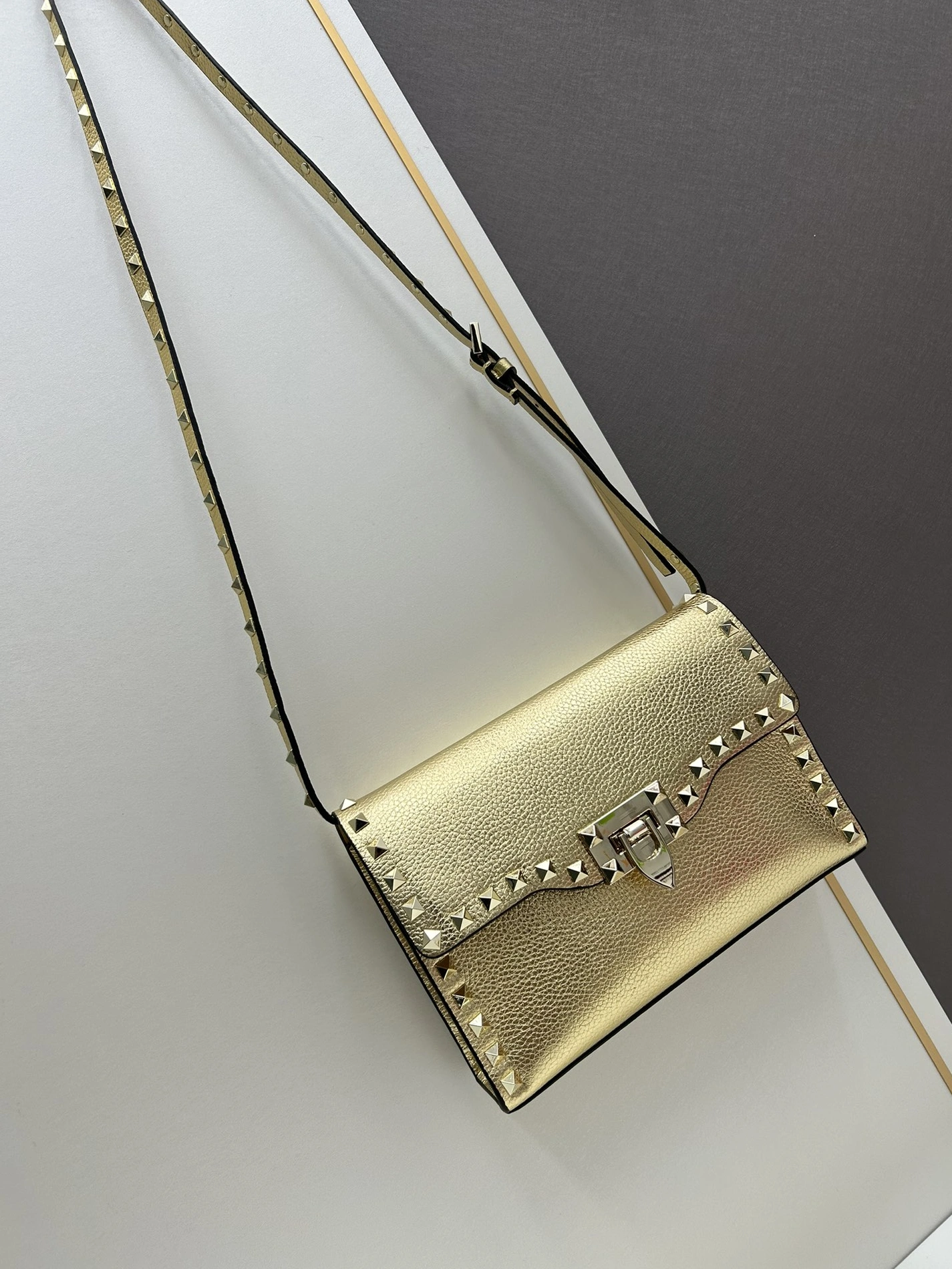 Fashionable 9453 Valentino AAA Quality Messenger Bags For Women
