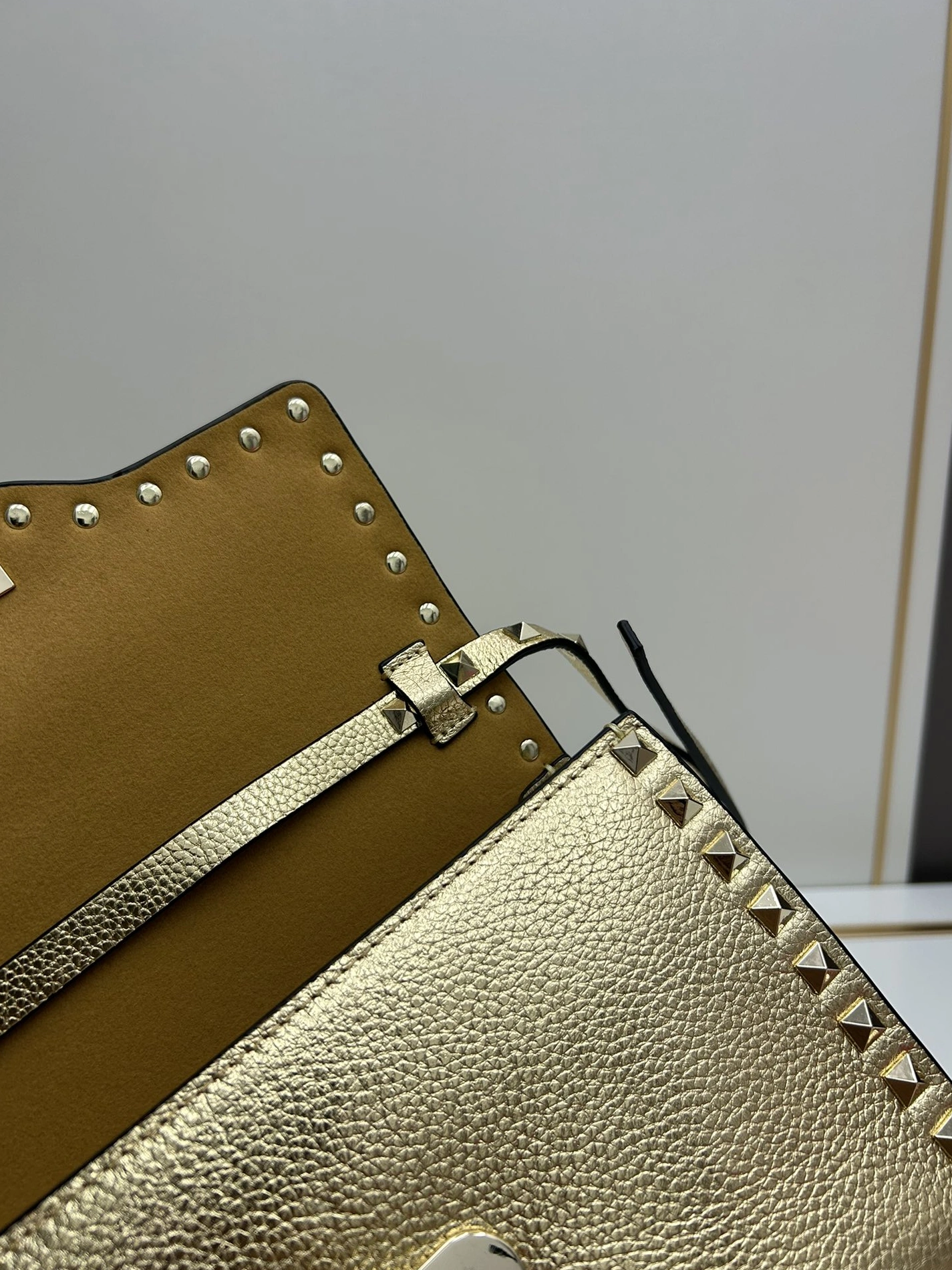 Fashionable 9453 Valentino AAA Quality Messenger Bags For Women