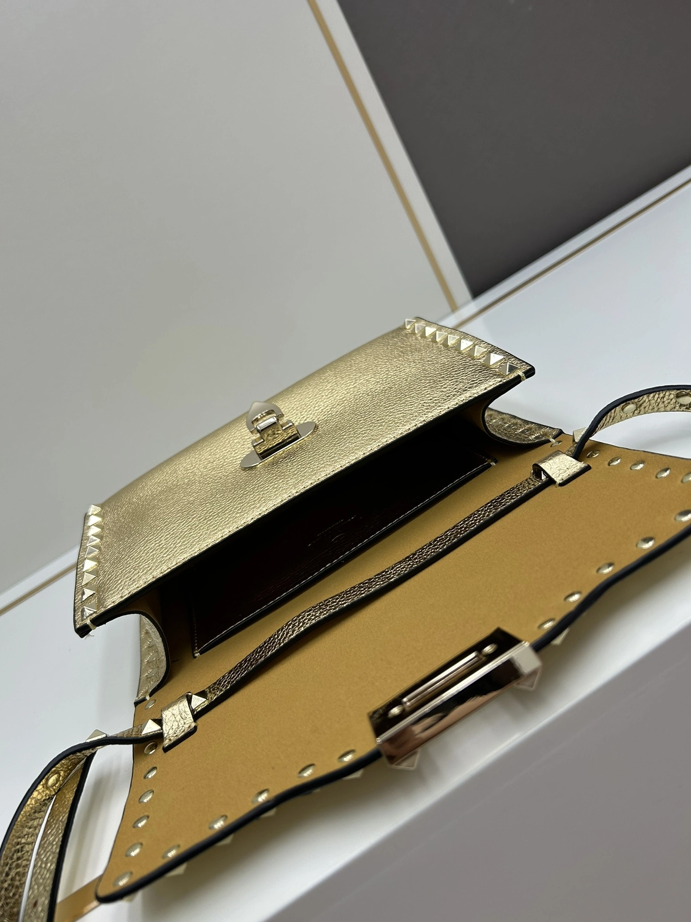 Fashionable 9453 Valentino AAA Quality Messenger Bags For Women