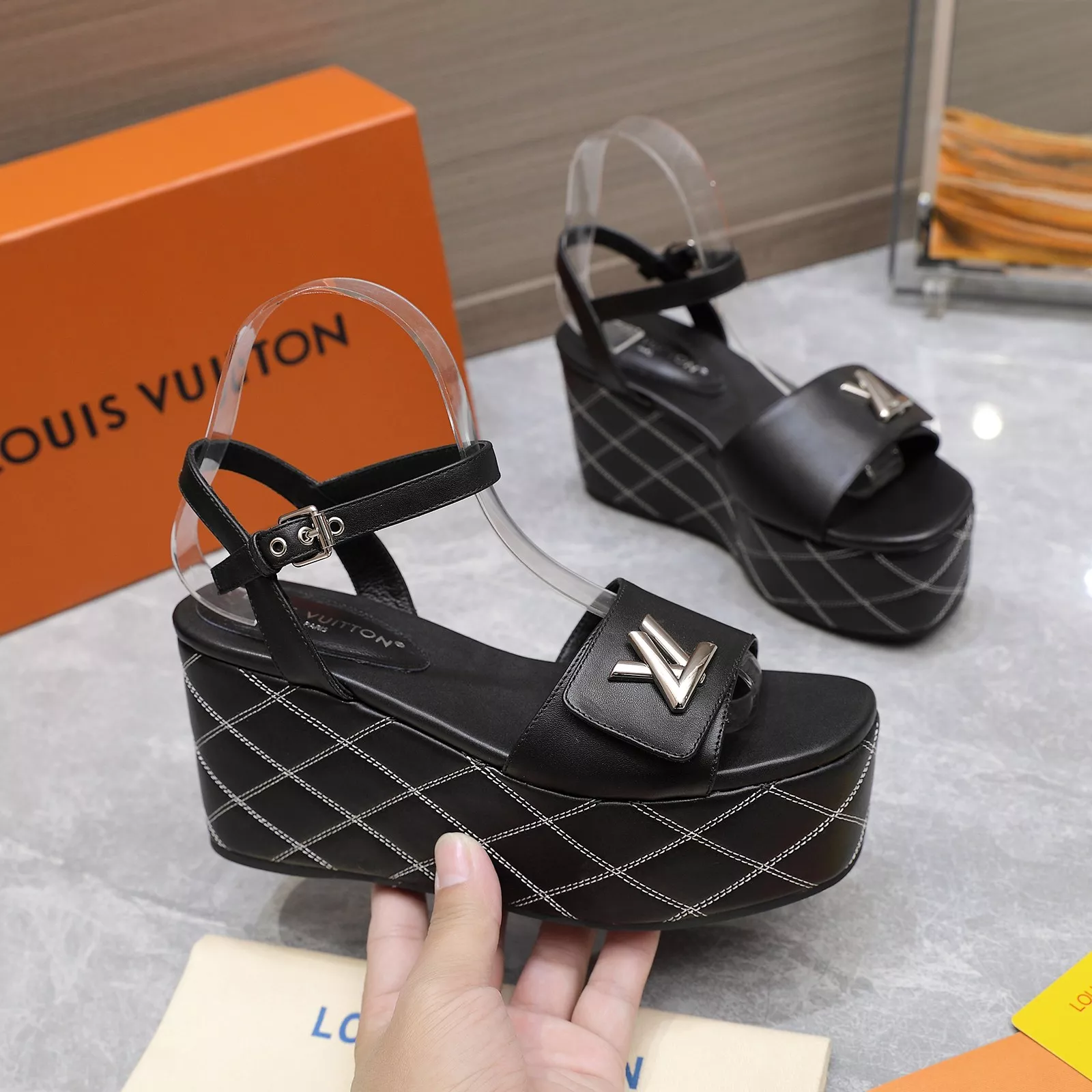 Fashionable 9881 Louis Vuitton Sandal For Women