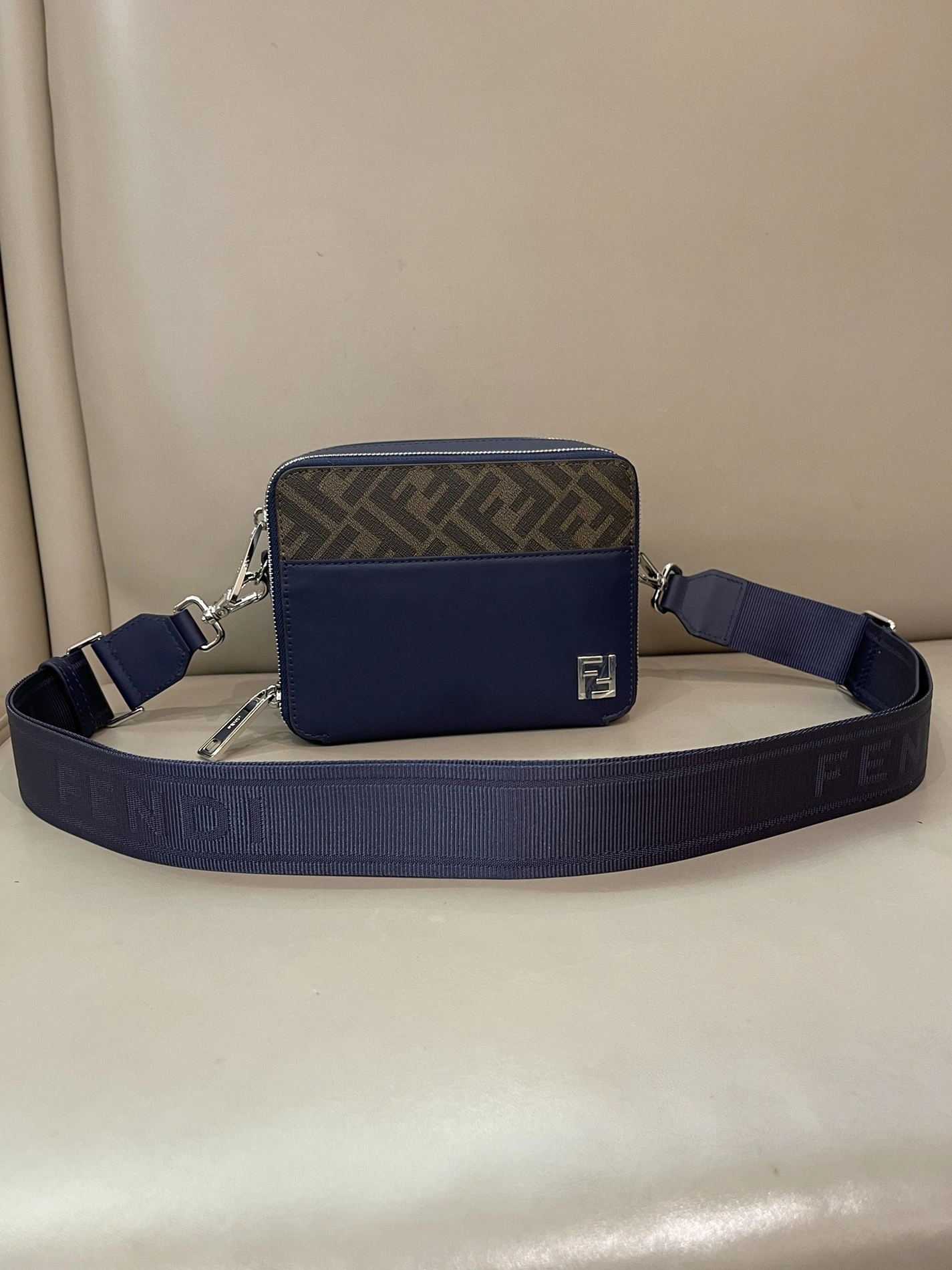 Fendi AAA Man Messenger Bags Affordable 819