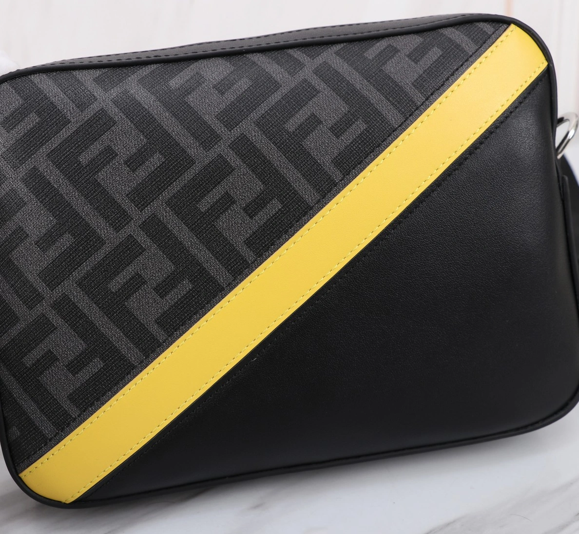 Fendi AAA Man Messenger Bags Breathable 3687