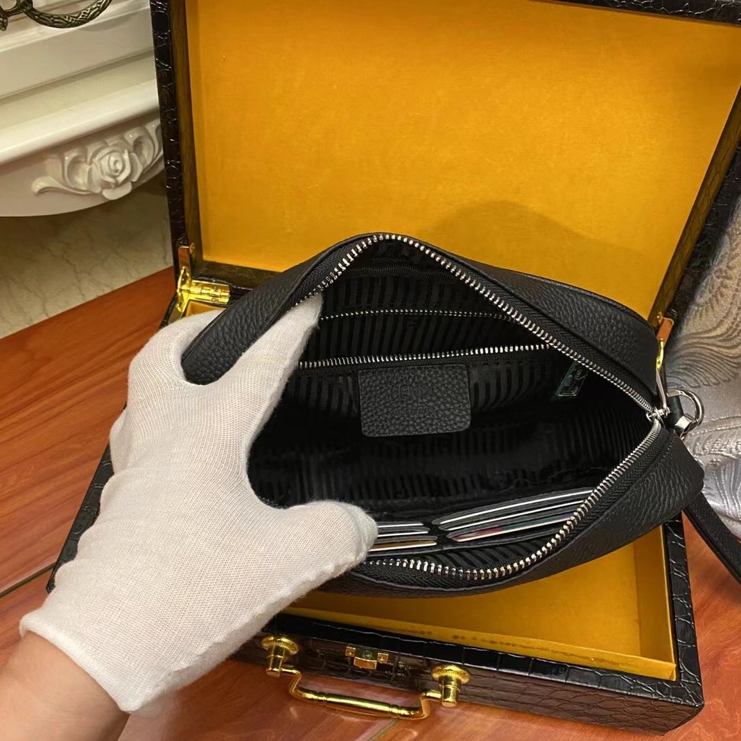 Fendi AAA Man Messenger Bags Fashionable 2502