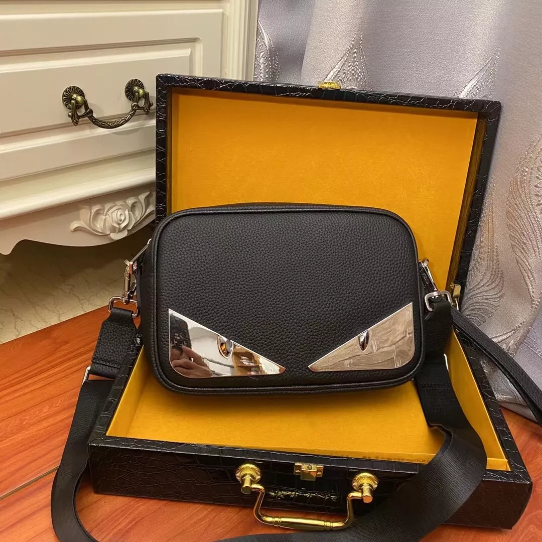 Fendi AAA Man Messenger Bags Flexible 6481