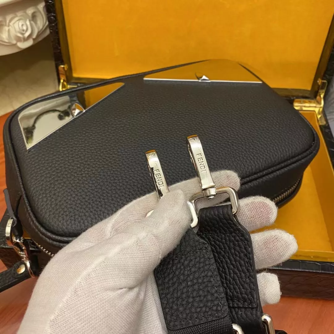 Fendi AAA Man Messenger Bags Flexible 6481