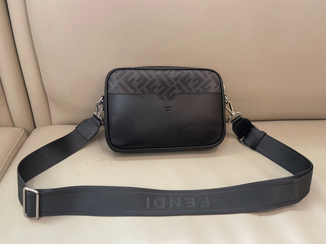 Fendi AAA Man Messenger Bags Functional 8439