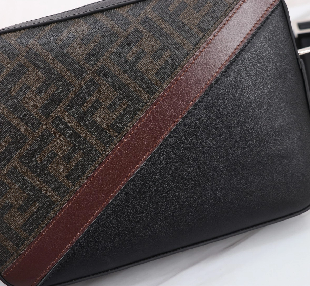 Fendi AAA Man Messenger Bags Lightweight 2948