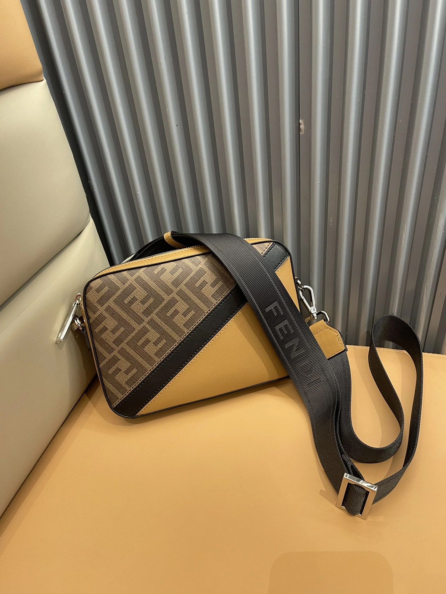 Fendi AAA Man Messenger Bags Minimalist 5427