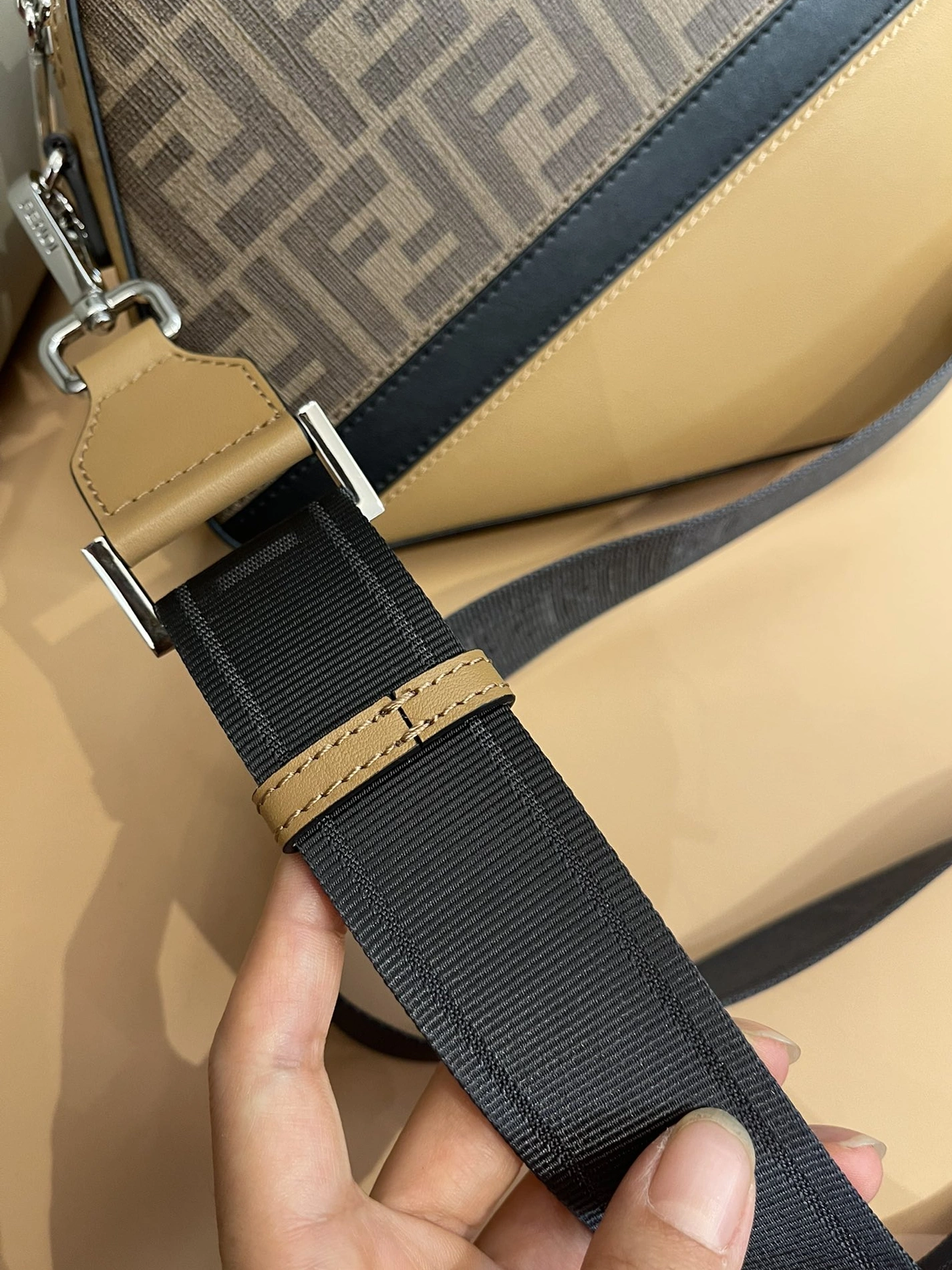 Fendi AAA Man Messenger Bags Minimalist 5427