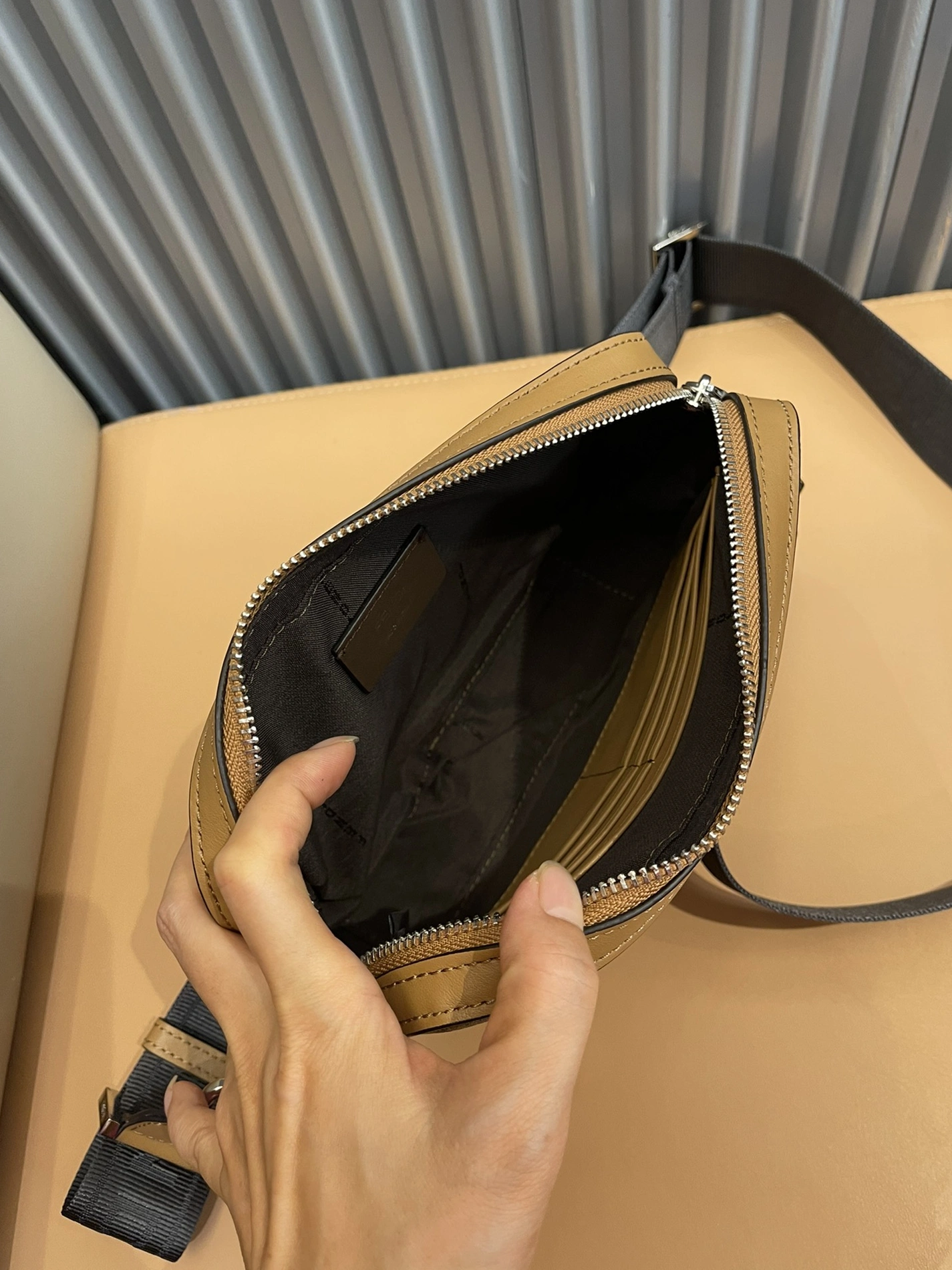 Fendi AAA Man Messenger Bags Minimalist 5427