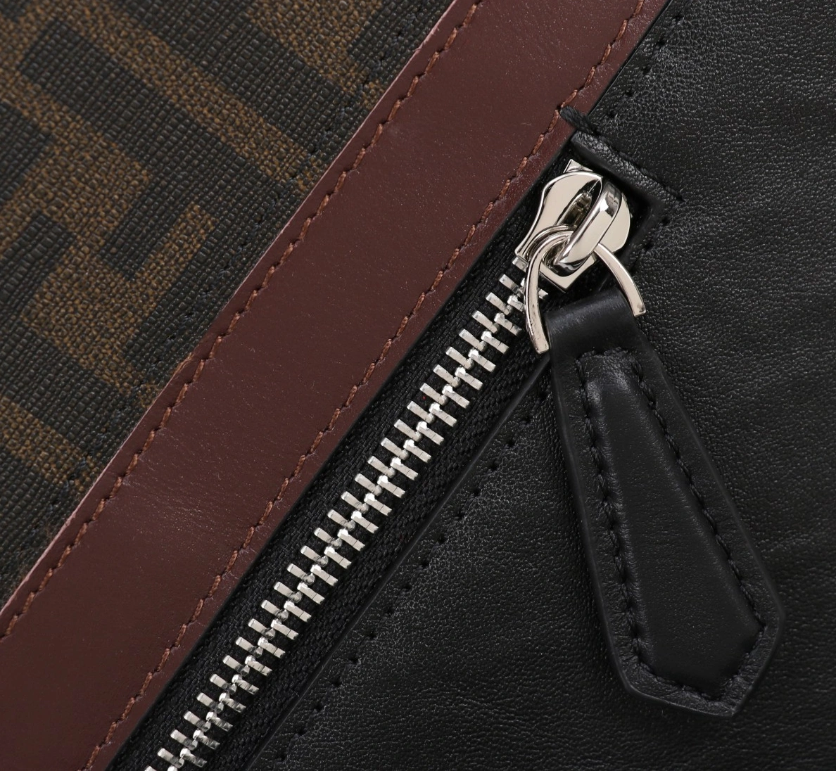 Fendi AAA Man Messenger Bags Minimalist 7132