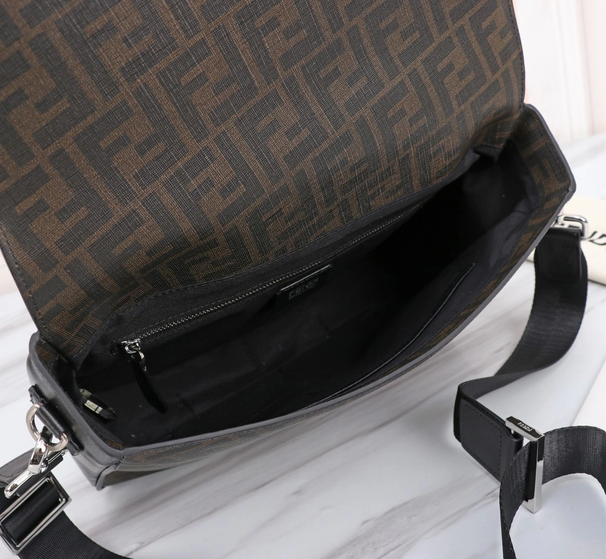 Fendi AAA Man Messenger Bags Minimalist 7132