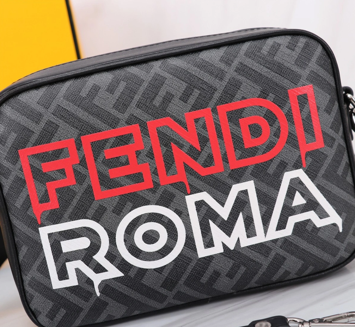 Fendi AAA Man Messenger Bags Practical 5827