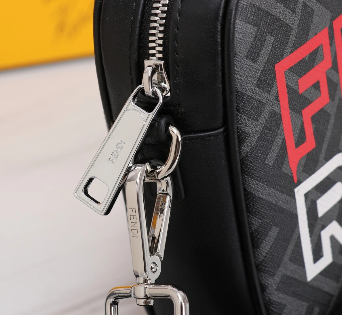 Fendi AAA Man Messenger Bags Practical 5827