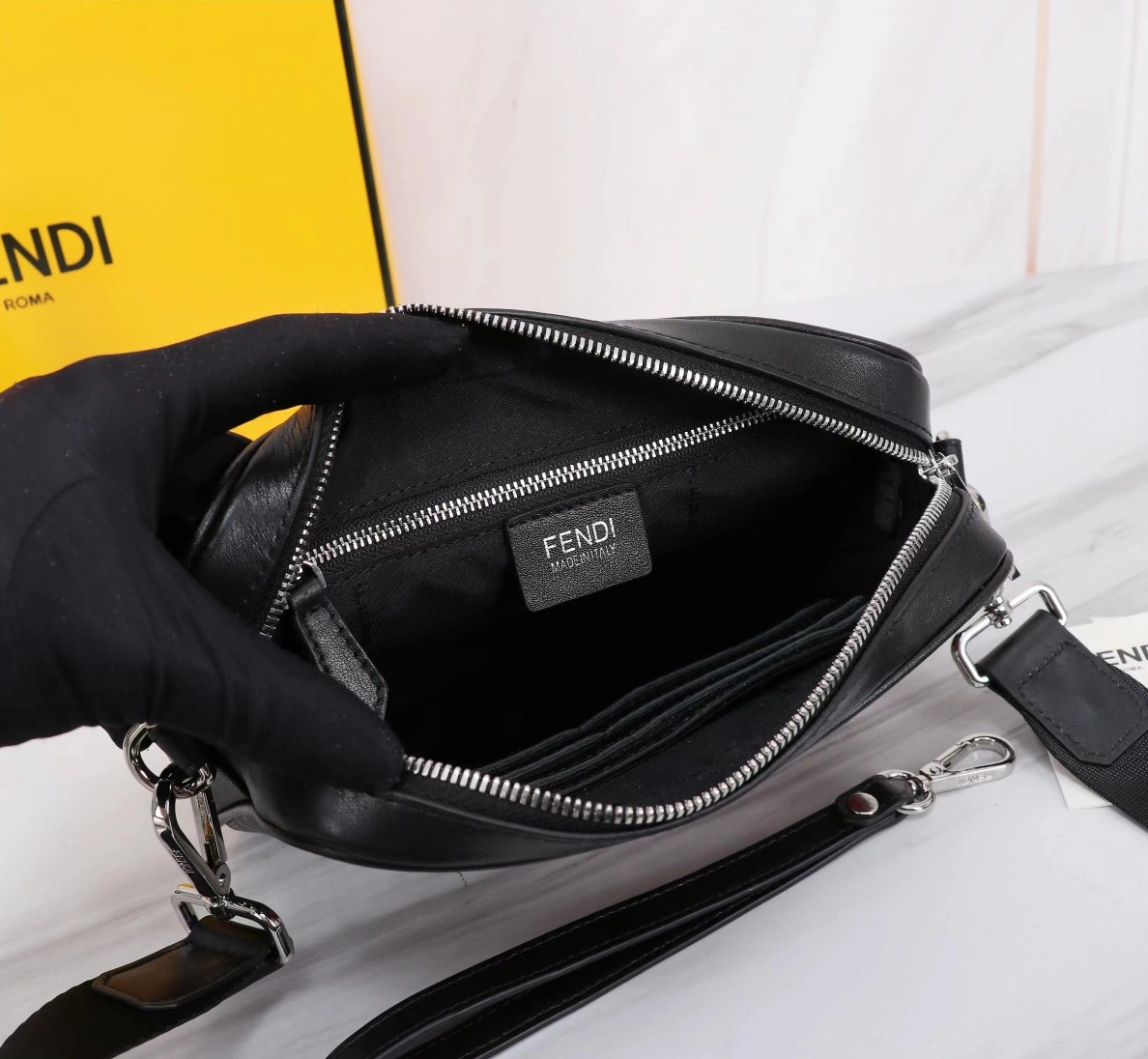Fendi AAA Man Messenger Bags Practical 5827