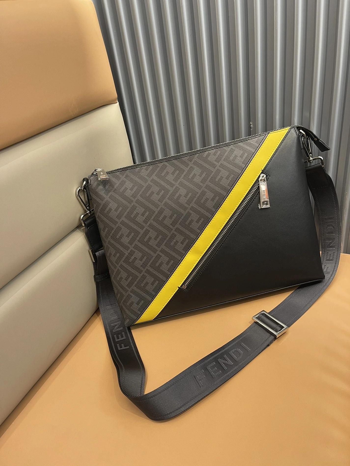 Fendi AAA Man Messenger Bags Trendy 4652