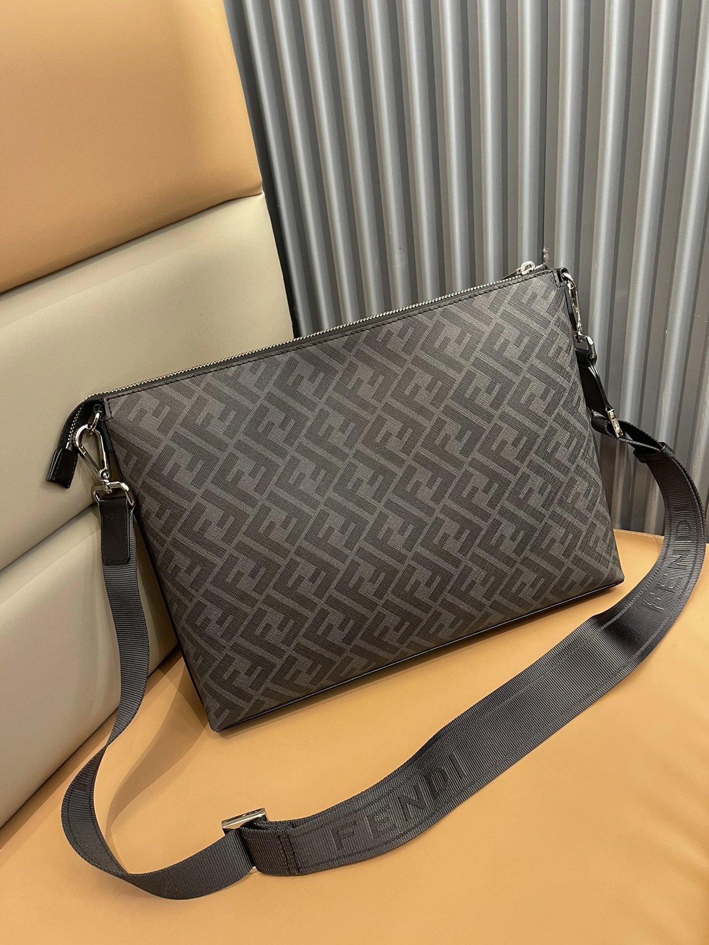 Fendi AAA Man Messenger Bags Trendy 4652