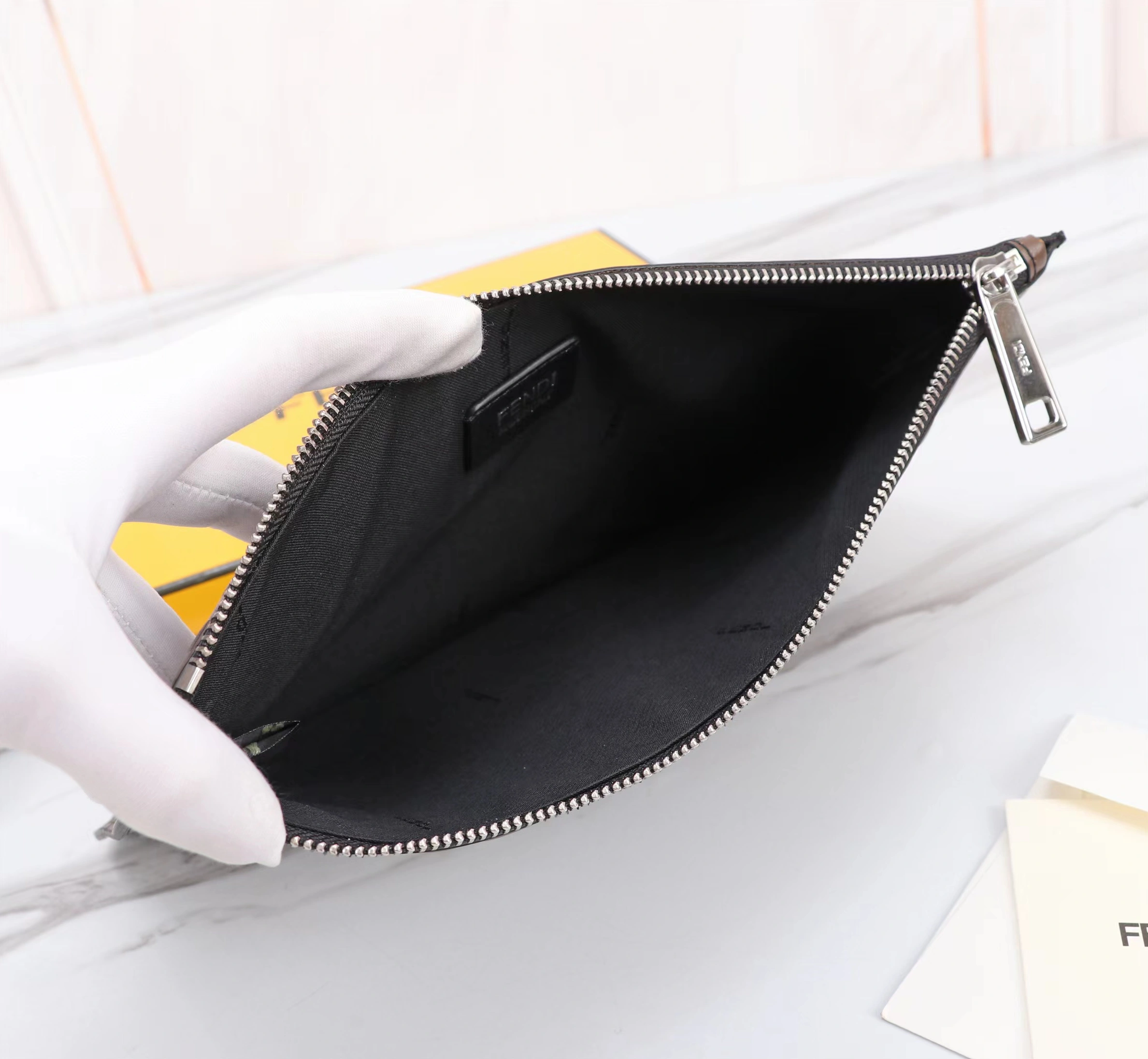 Fendi AAA Man Wallets Compact 8607