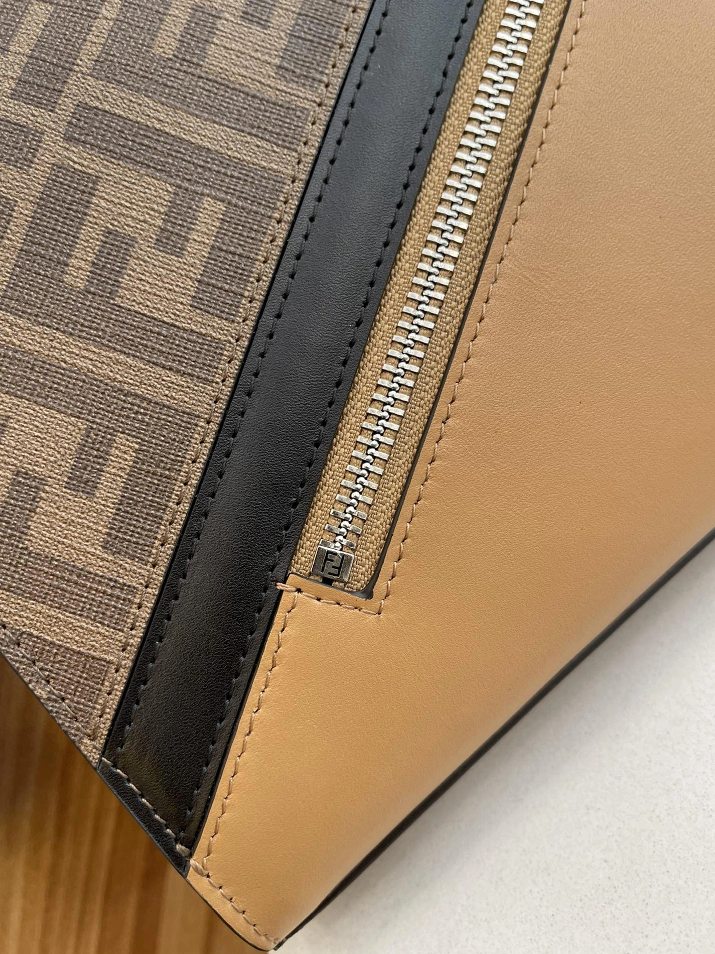 Fendi AAA Man Wallets Modern 8911