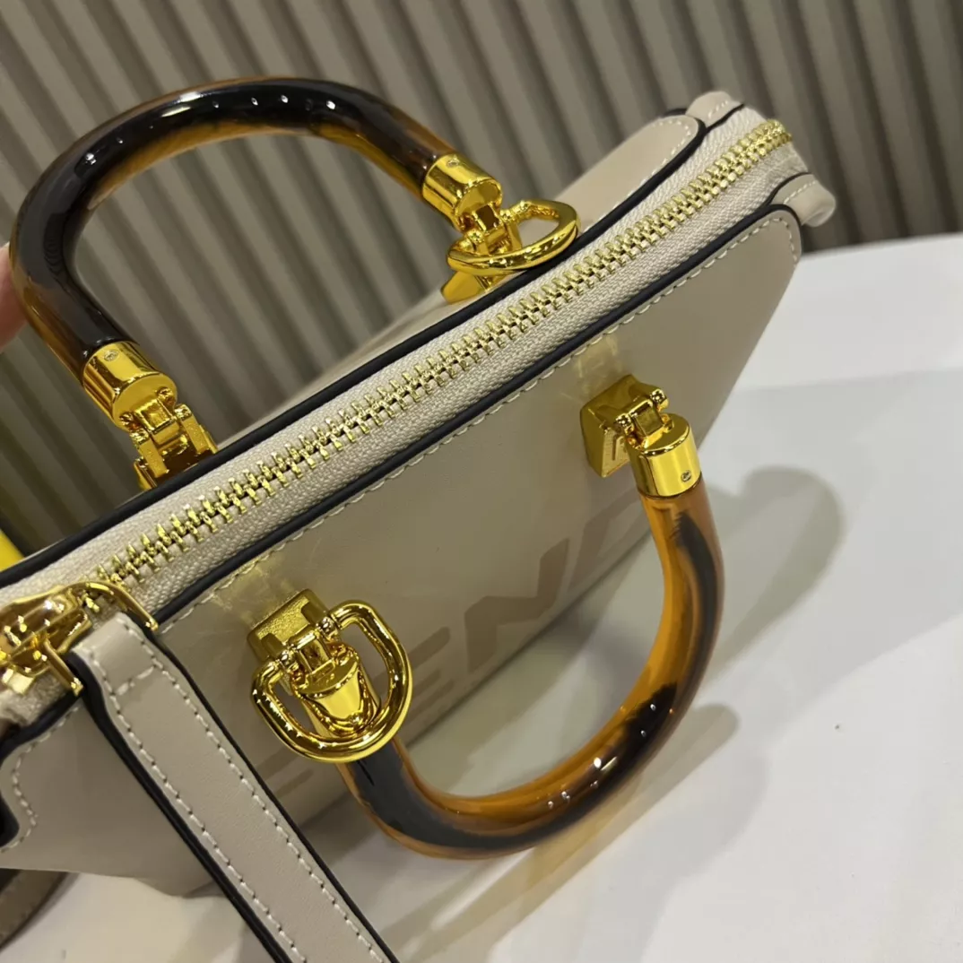 Fendi AAA Quality Handbags For Women Minimalist 3831
