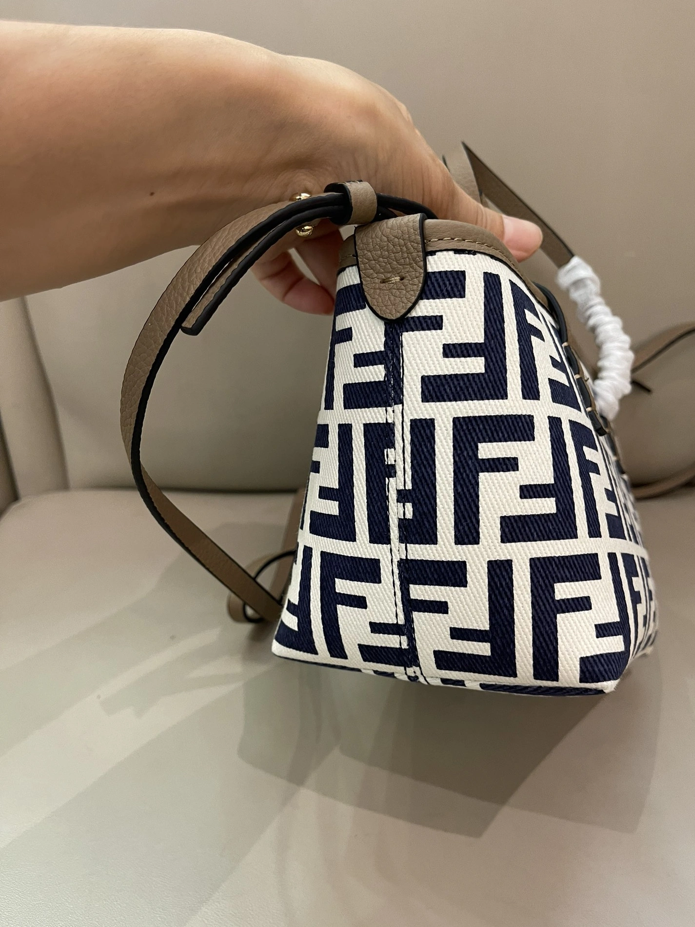 Fendi AAA Quality Handbags For Women Reliable 4424
