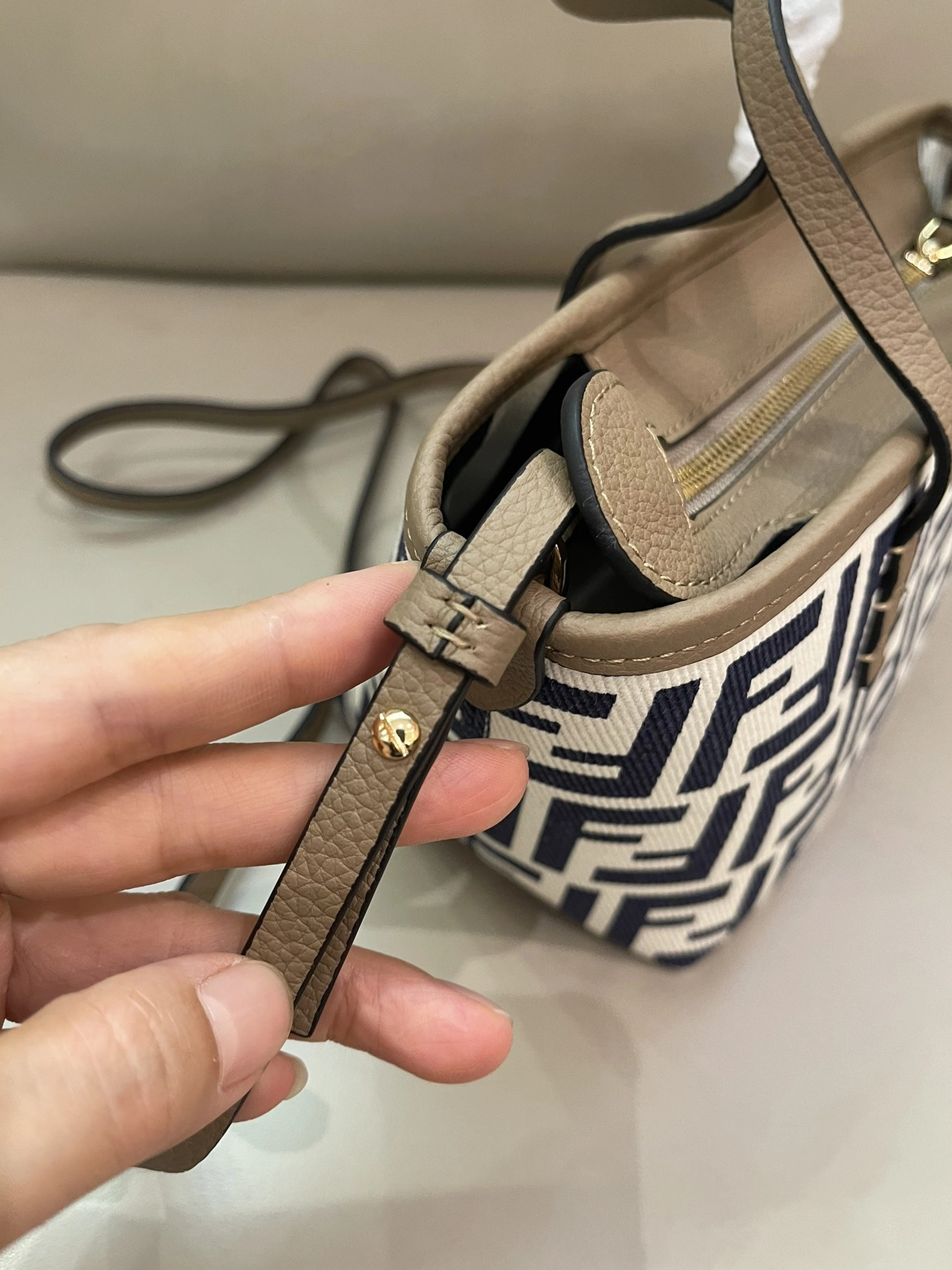 Fendi AAA Quality Handbags For Women Reliable 4424