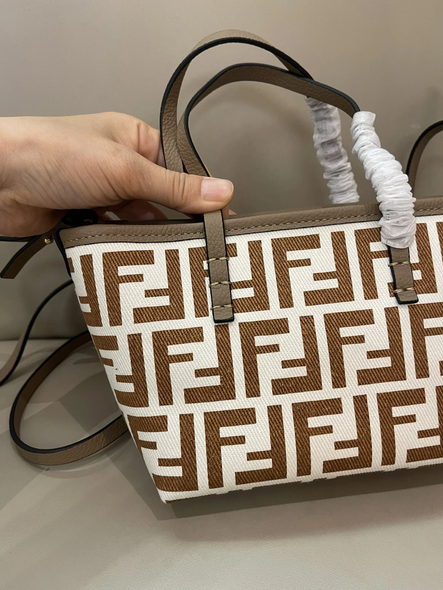 Fendi AAA Quality Handbags For Women Trendsetting 9154
