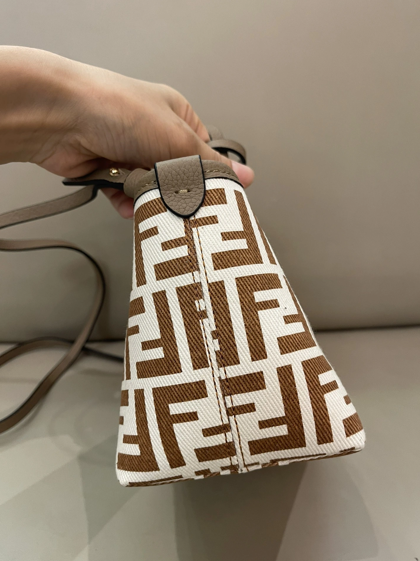 Fendi AAA Quality Handbags For Women Trendsetting 9154