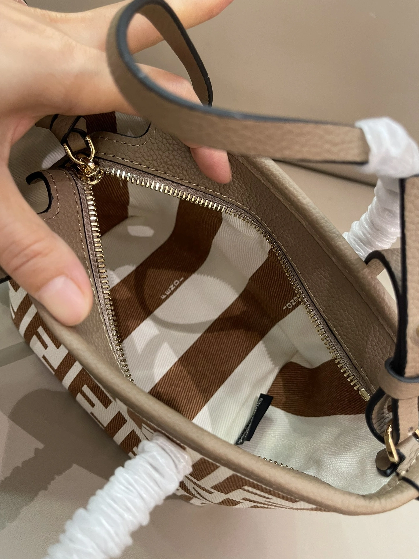 Fendi AAA Quality Handbags For Women Trendsetting 9154