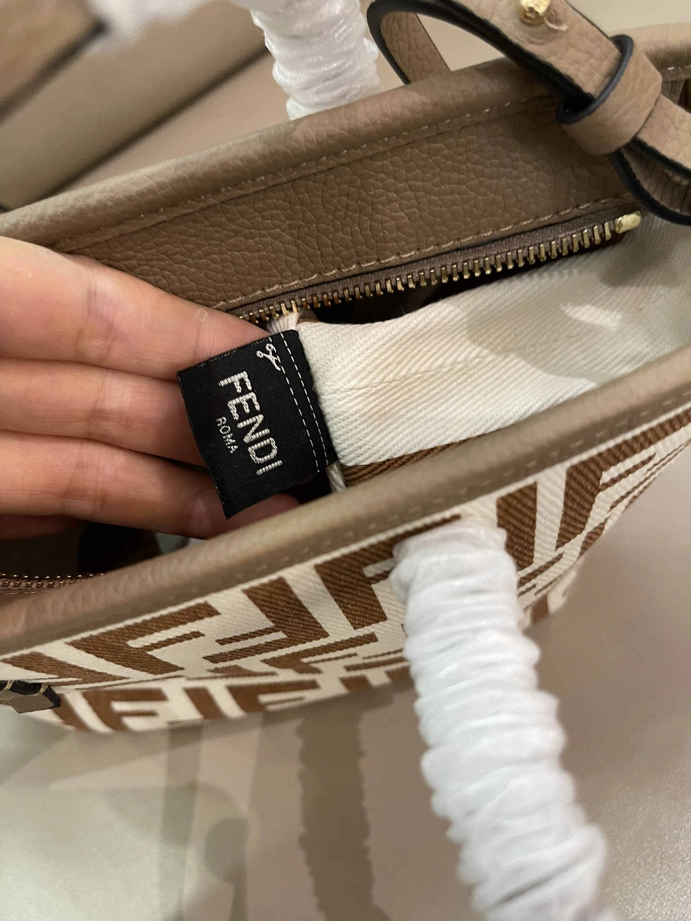 Fendi AAA Quality Handbags For Women Trendsetting 9154