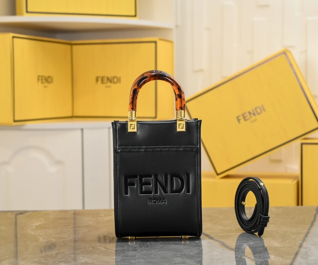 Fendi AAA Quality Handbags For Women Unique 916