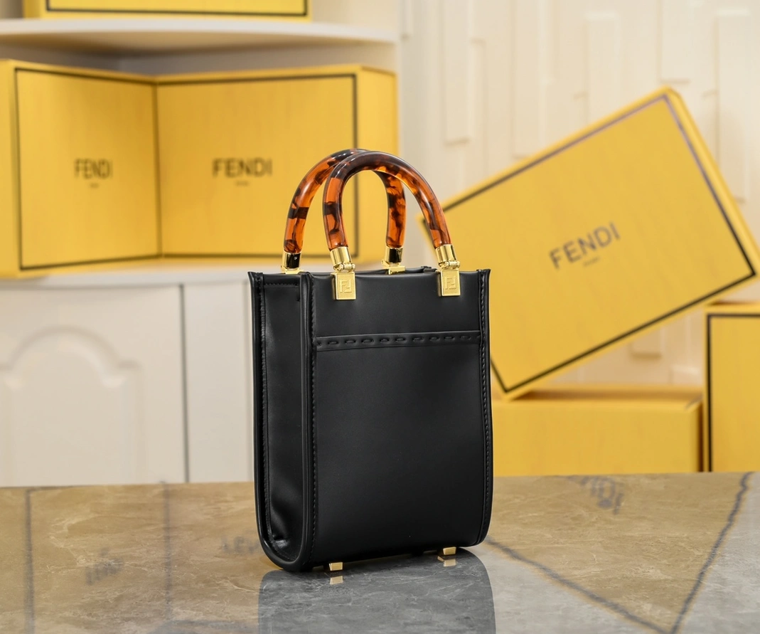 Fendi AAA Quality Handbags For Women Unique 916
