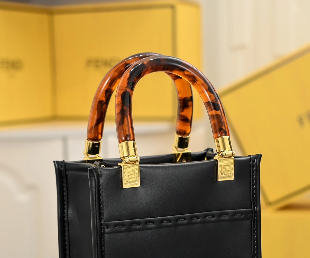Fendi AAA Quality Handbags For Women Unique 916
