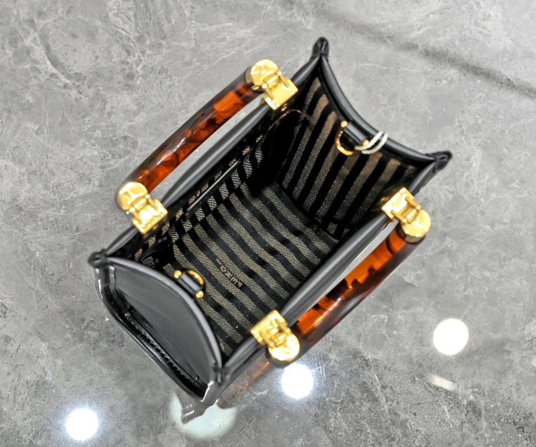 Fendi AAA Quality Handbags For Women Unique 916