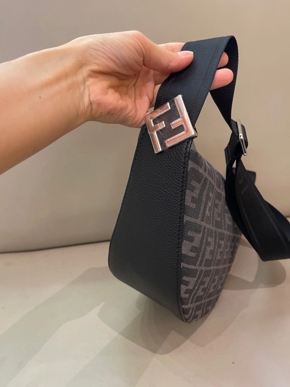 Fendi AAA Quality Messenger Bags For Unisex Comfortable 3324