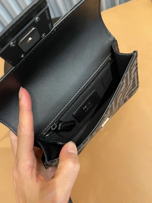 Fendi AAA Quality Messenger Bags For Unisex Soft 2257