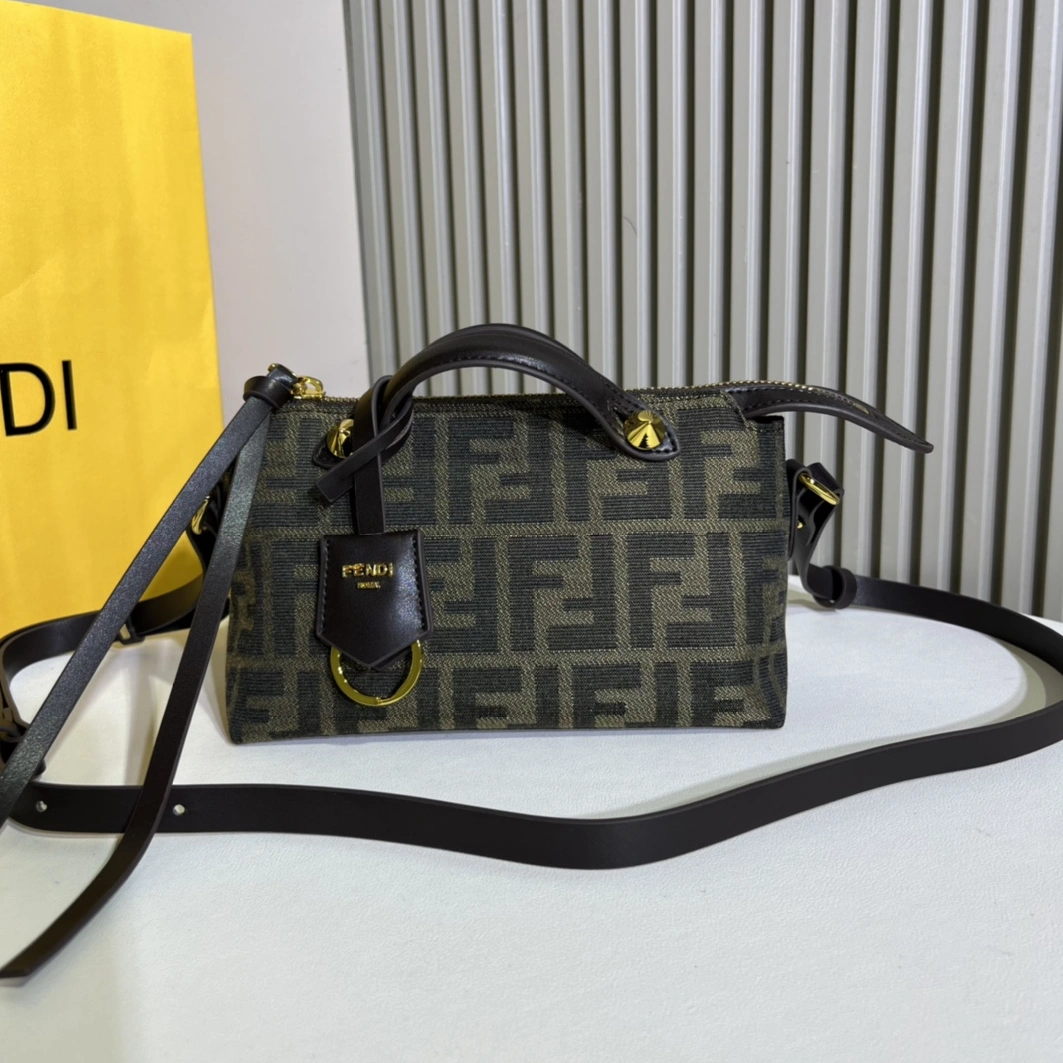 Fendi AAA Quality Messenger Bags For Women Classic 6286