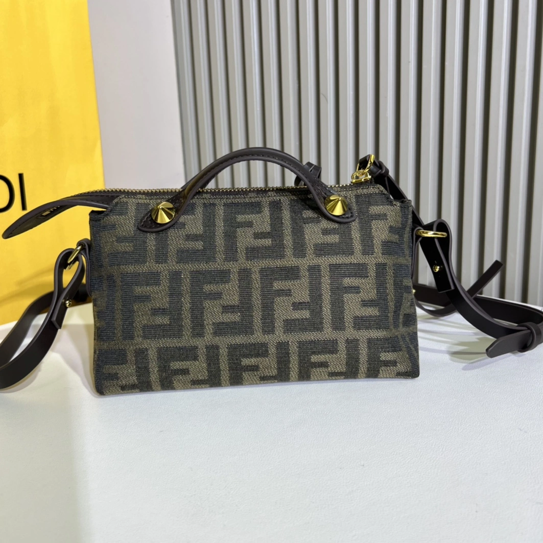 Fendi AAA Quality Messenger Bags For Women Classic 6286