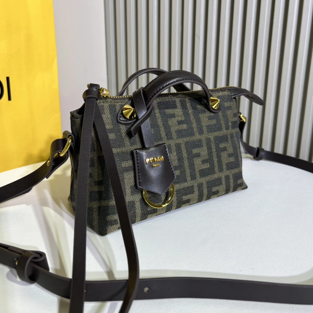Fendi AAA Quality Messenger Bags For Women Classic 6286