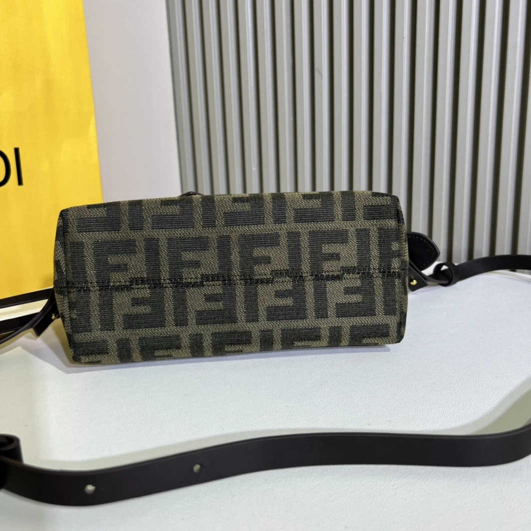 Fendi AAA Quality Messenger Bags For Women Classic 6286