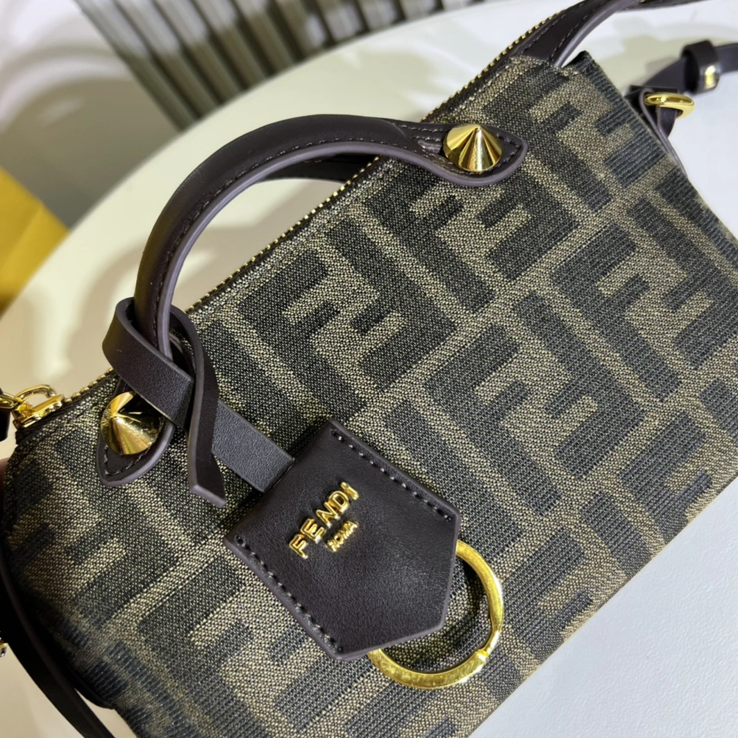 Fendi AAA Quality Messenger Bags For Women Classic 6286