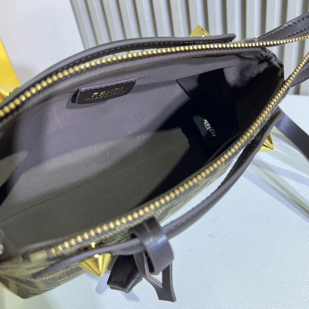 Fendi AAA Quality Messenger Bags For Women Classic 6286
